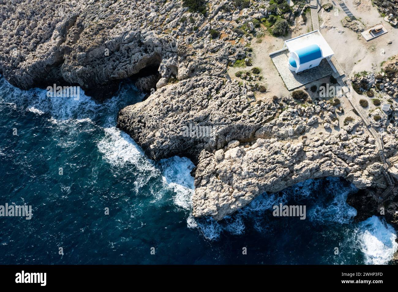 Drone paysage aérien de la péninsule du Cap Greco avec église chrétienne sur les rochers. Eau de mer turquoise Banque D'Images