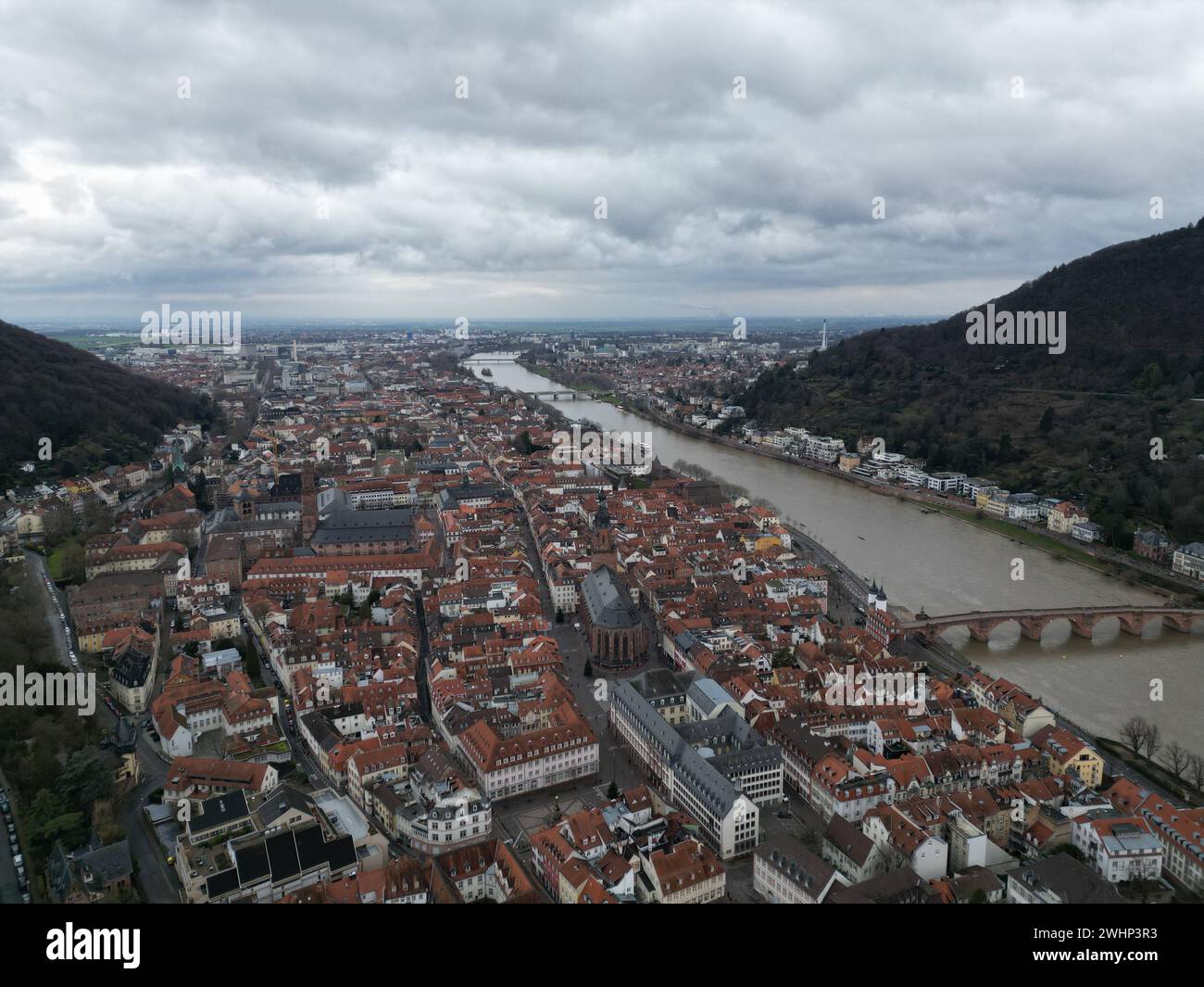 Vue aérienne de Heidelberg et de la rivière qui la traverse prise par un drone. Banque D'Images