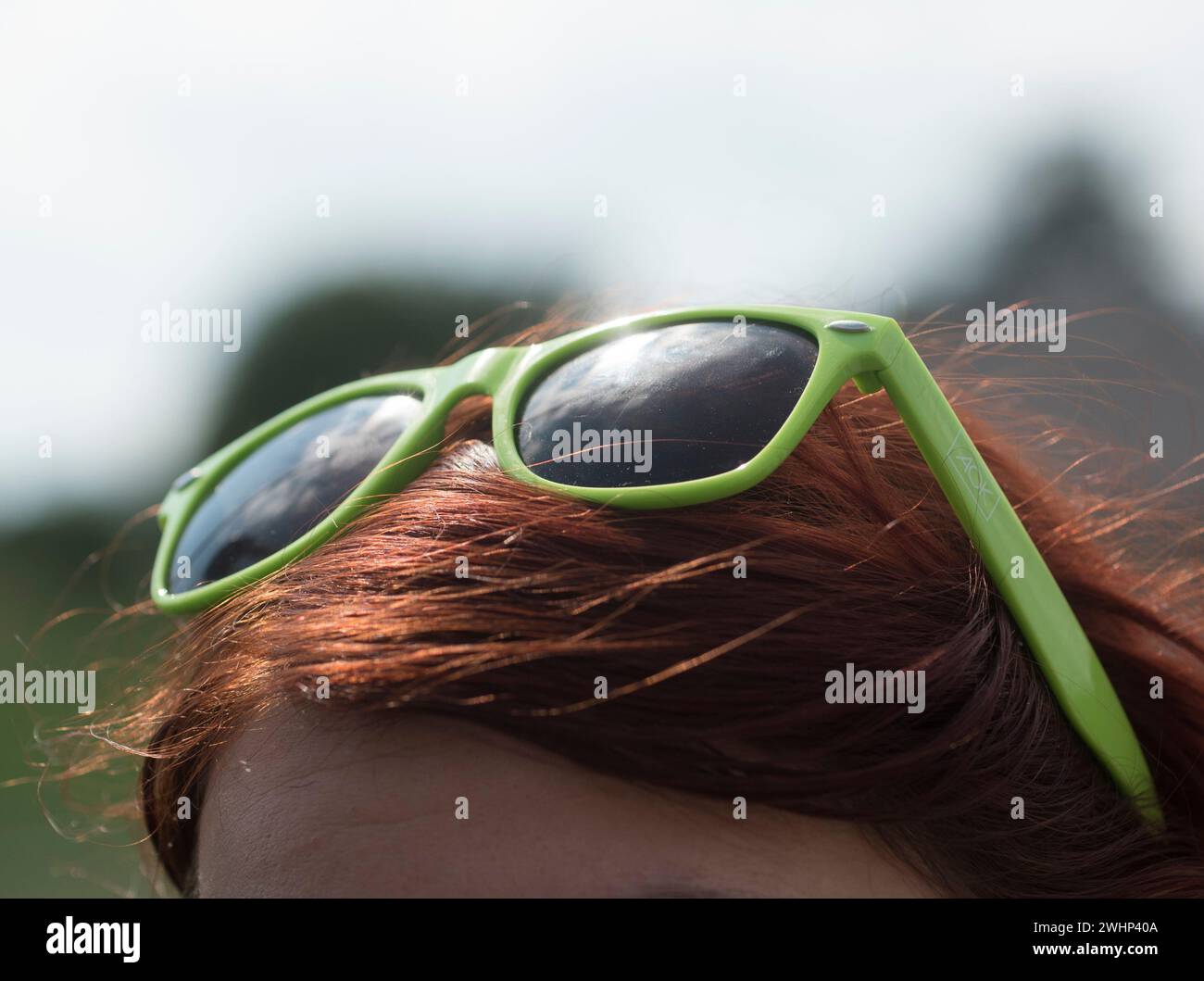 Porter des lunettes de soleil comme protection oculaire Banque D'Images