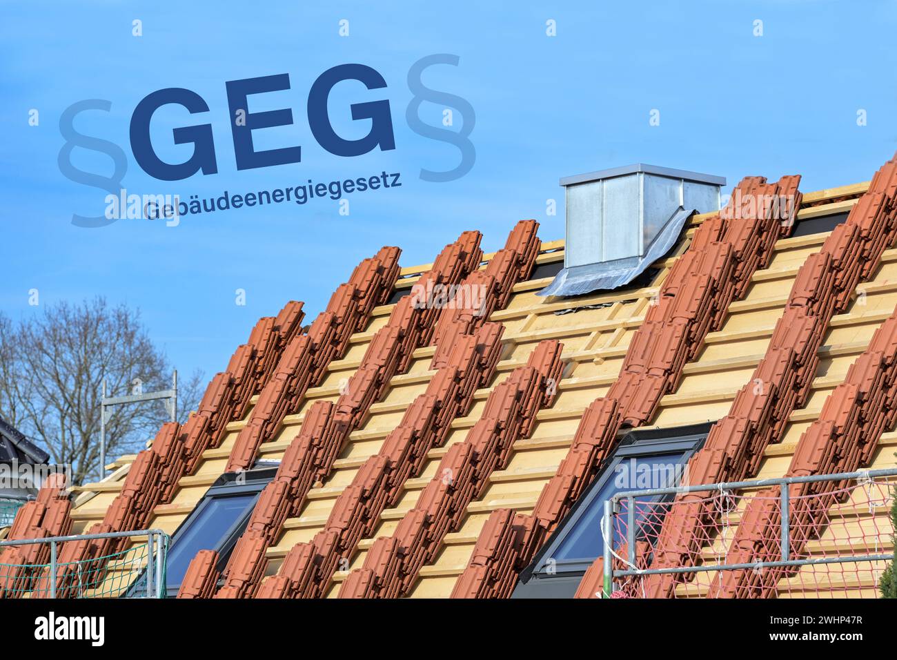 Le toit de la maison est nouvellement couvert pour le Gebaeudeeneregesetz allemand (GEG), ce qui signifie droit de l'énergie du bâtiment, les bâtiments plus anciens doivent être INS Banque D'Images