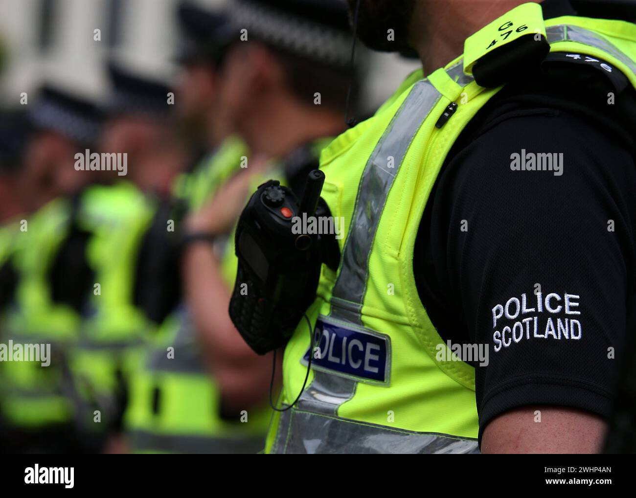 Photo du dossier datée du 04/06/16 des agents de police Scotland lors d'une manifestation à Glasgow. Les absences pour des raisons de santé mentale chez les policiers ont augmenté de près de 70 % en quatre ans, le nombre d'agents étant tombé à son niveau le plus bas depuis 2008, a averti le Labour écossais. Date d'émission : dimanche 11 février 2024. Banque D'Images