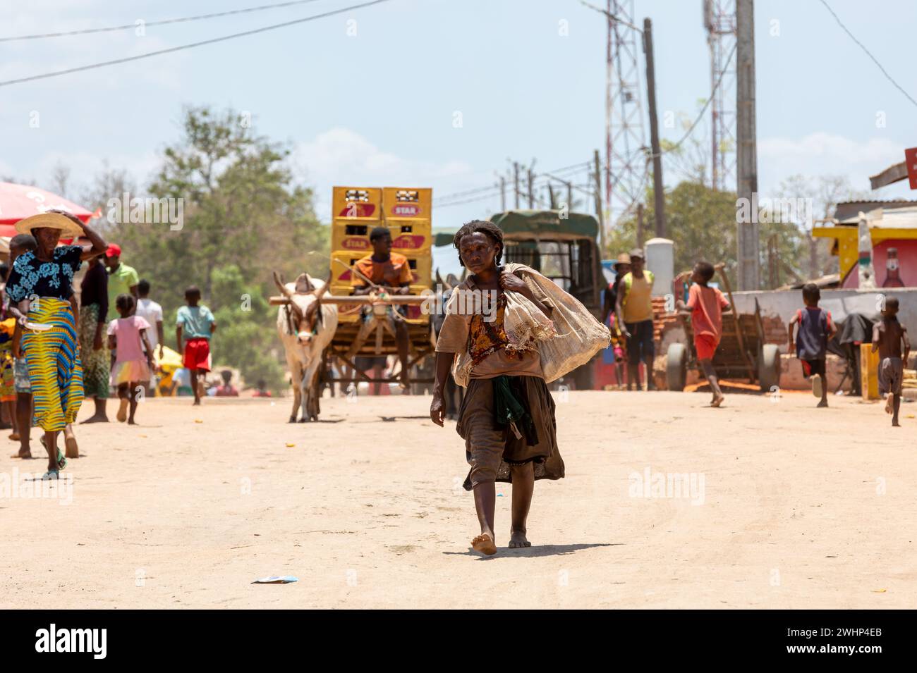 Femme malgache sur le thestreet de Belo sur Tsiribihina, Madagascar Banque D'Images