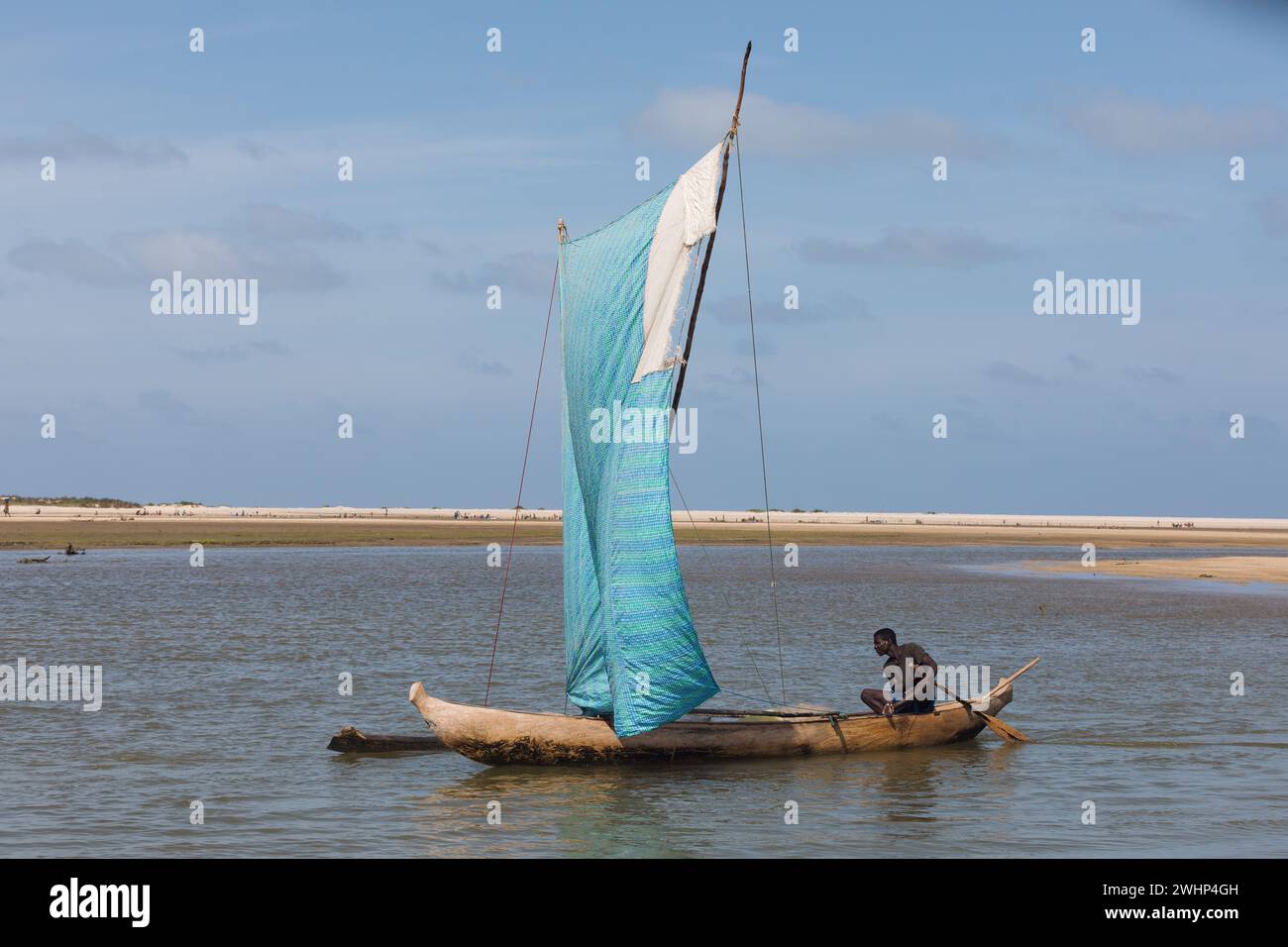 Un pêcheur revient de la mer Morondava, Madagascar Banque D'Images