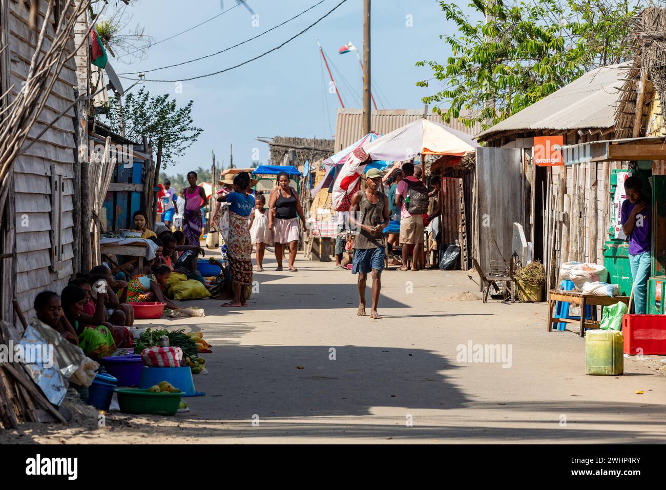 Les habitants se reposant à l'ombre devant leurs marchés. Morondava, Madagascar Banque D'Images