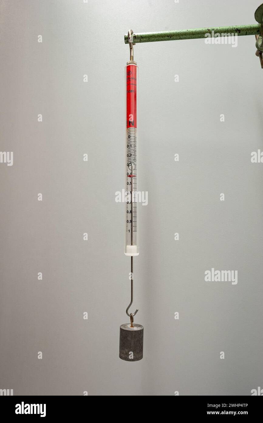 Newton mètre ou balance à ressort pour mesurer des forces en mécanique. Utilisé dans les cours de physique à l'école ou en ingénierie. Banque D'Images