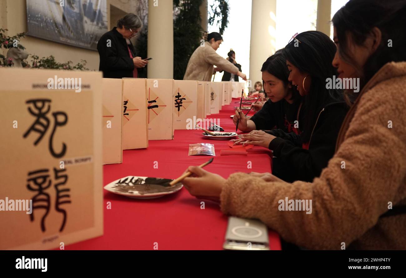 (240211) -- LOS ANGELES, 11 février 2024 (Xinhua) -- les visiteurs s'essayent à la calligraphie chinoise lors d'un festival du nouvel an chinois à la Huntington Library, Art Museum and Botanical Gardens en Californie du Sud, États-Unis, 10 février 2024. Une série de célébrations du nouvel an lunaire chinois a eu lieu samedi en Californie du Sud, qui abrite la plupart des Chinois américains aux États-Unis. Beaucoup de gens ont dit à Xinhua qu'ils s'attendaient à plus d'échanges culturels entre les deux pays. ALLER AVEC 'Roundup : plus d'échanges culturels attendus aux célébrations du nouvel an lunaire à LOS ANGELES' (photo de Zeng hui/Xi Banque D'Images