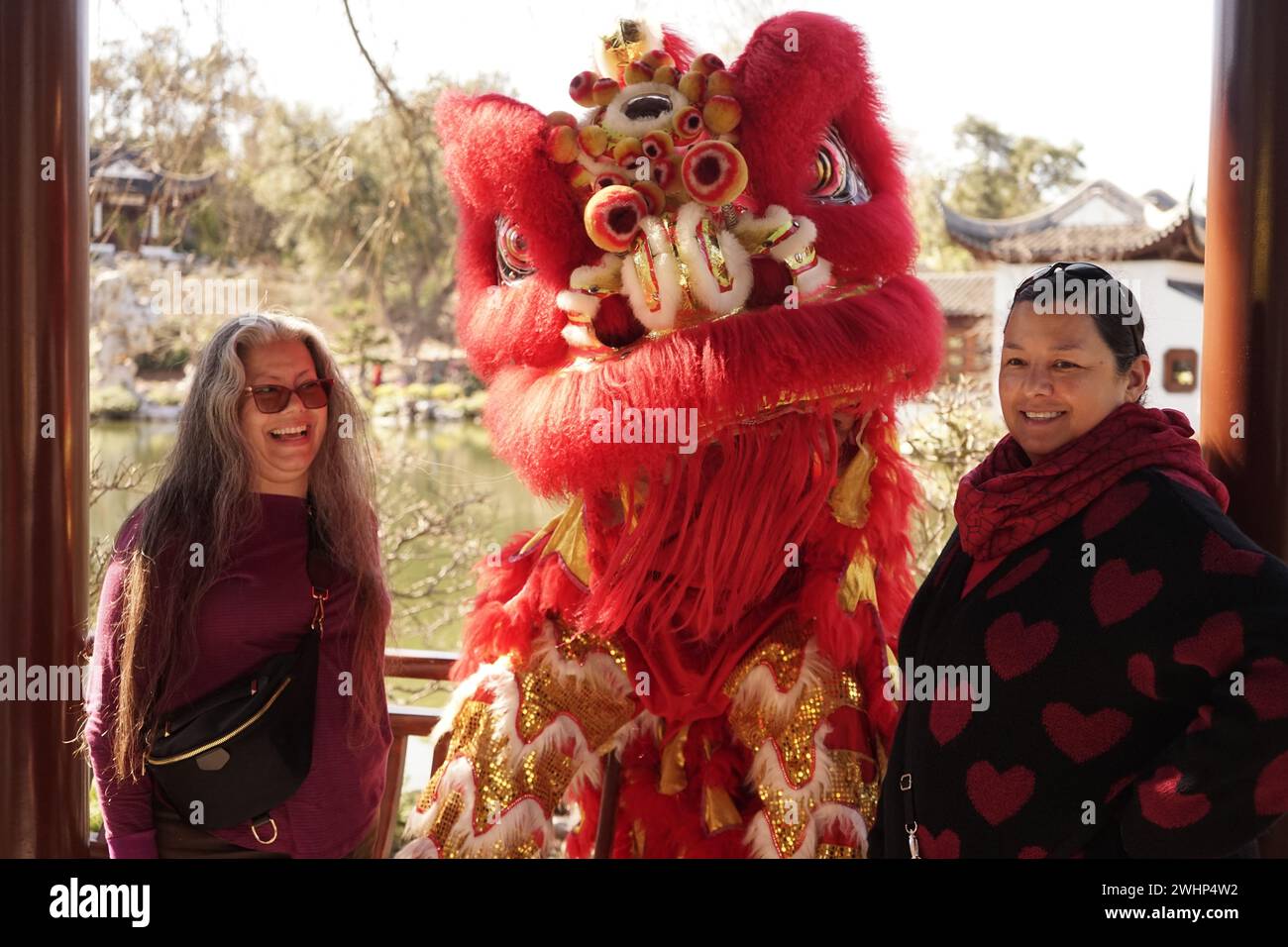 Los Angeles, États-Unis. 10 février 2024. Les gens assistent à un festival du nouvel an chinois à la bibliothèque Huntington, au musée d'art et aux jardins botaniques du sud de la Californie, aux États-Unis, le 10 février 2024. Une série de célébrations du nouvel an lunaire chinois a eu lieu samedi en Californie du Sud, qui abrite la plupart des Chinois américains aux États-Unis. Beaucoup de gens ont dit à Xinhua qu'ils s'attendaient à plus d'échanges culturels entre les deux pays. POUR ALLER AVEC 'Roundup : plus d'échanges culturels attendus aux célébrations du nouvel an lunaire à LOS ANGELES' crédit : Zeng hui/Xinhua/Alamy Live News Banque D'Images