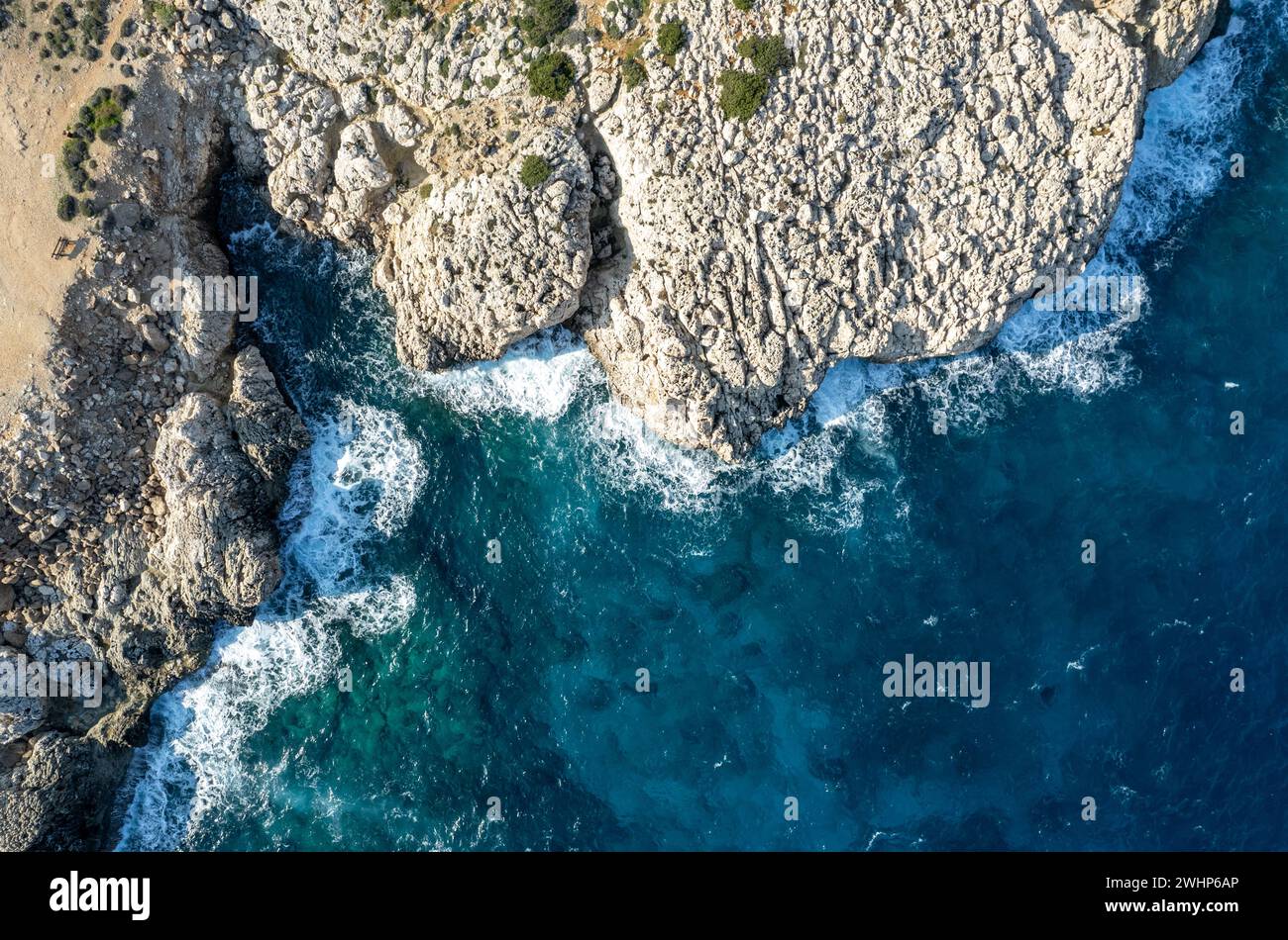 Drone aérienne de la côte rocheuse de la mer avec l'eau turquoise transparente. Vue sur la mer. Banque D'Images