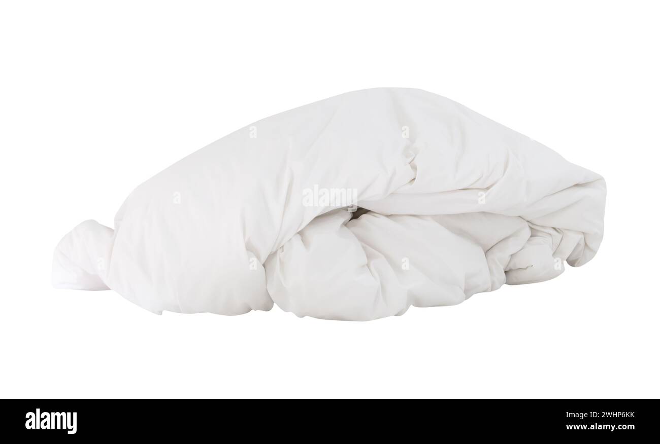 Couverture blanche froissée ou vêtements de lit dans la chambre d'hôtel laissés désordonnés après l'utilisation de l'invité au cours de la nuit est isolé sur fond blanc avec chemin de clipping. Banque D'Images