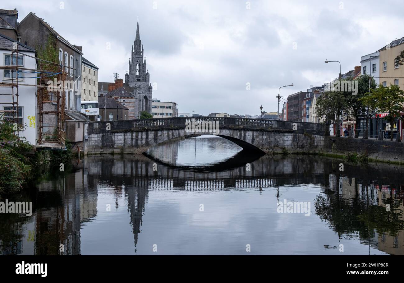 Paysage urbain de la ville de liège avec l'église sainte de la trinité et la rivière lee. Irlande Europe Banque D'Images
