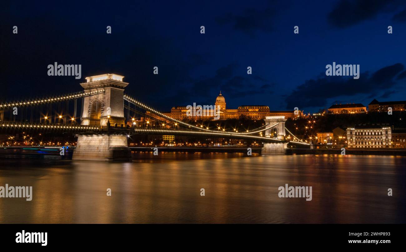 Palais royal ou le château de Buda et le pont des chaînes après le coucher du soleil. Budapest Hongrie Europe Banque D'Images