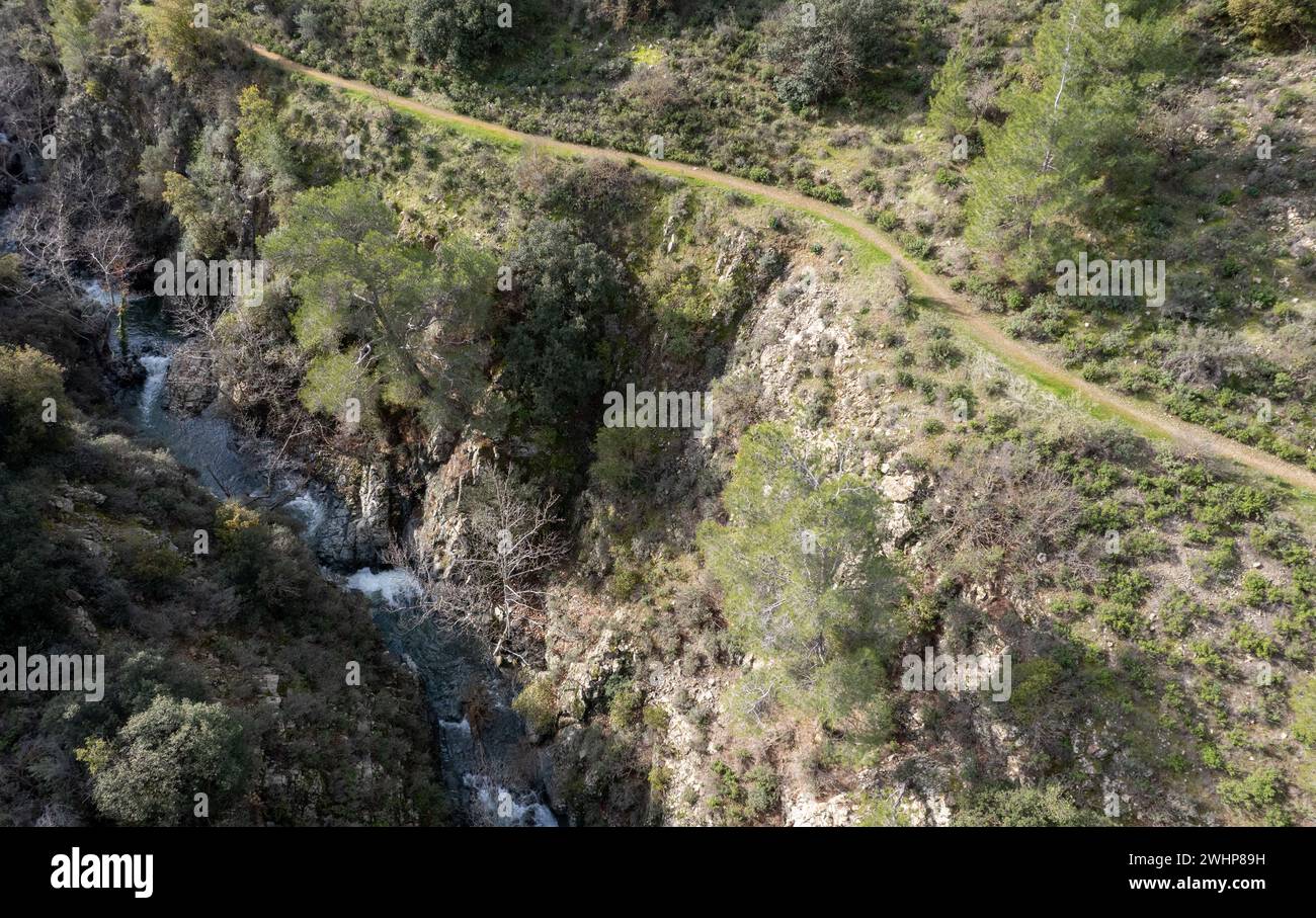 Drone aérien de rivière coulant dans la gorge. Randonnée pédestre nature au bord de la rivière. Mode de vie sain. Activité en plein air Banque D'Images
