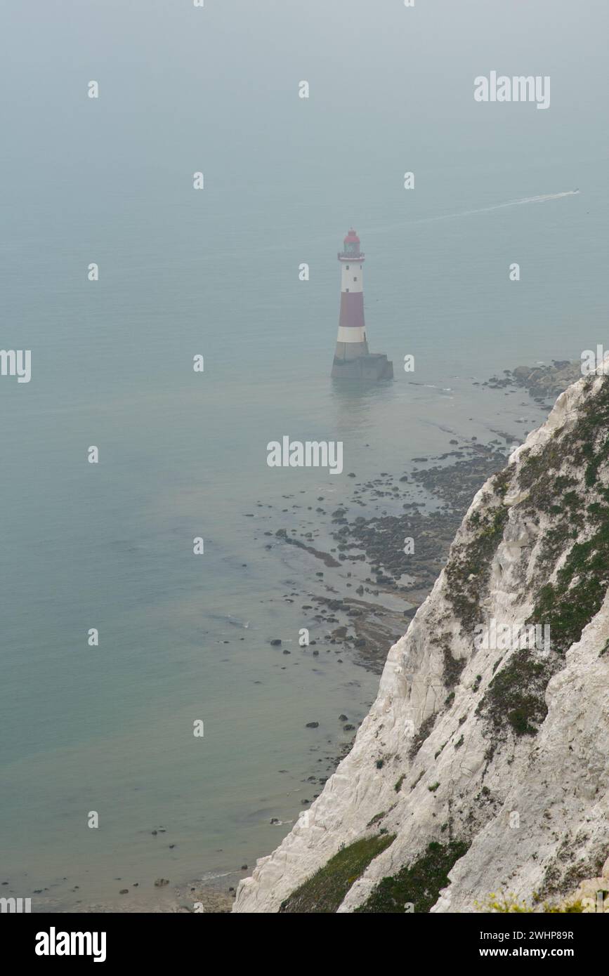 Phare de Beachy Head au bord d'une falaise de craie blanche. Avertissement de sécurité dans l'océan Banque D'Images