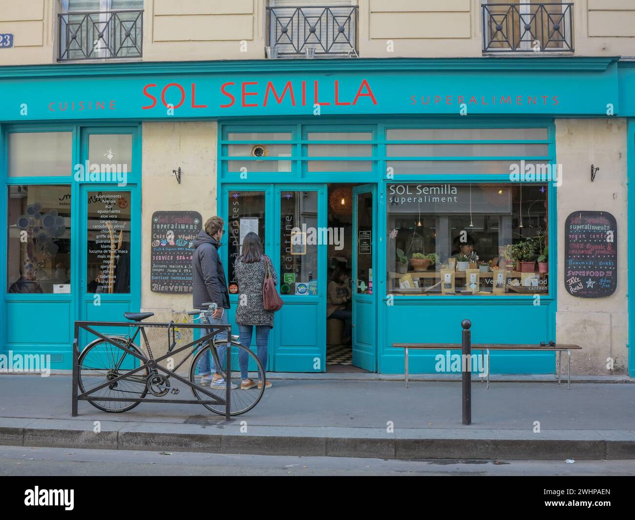 La vie quotidienne dans les rues de Paris Banque D'Images