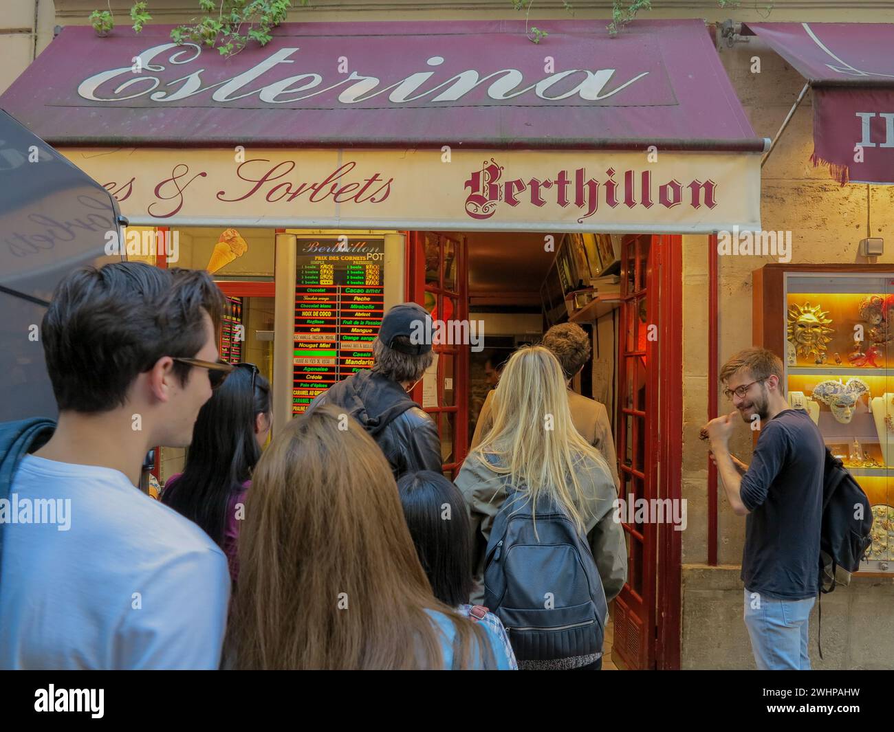 La vie quotidienne dans les rues de Paris Banque D'Images