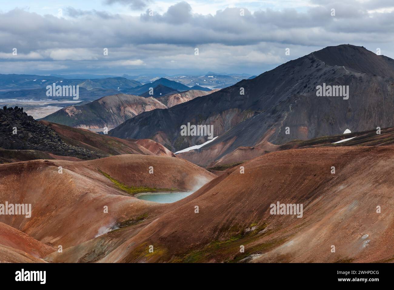 Parc national de Landmannalaugar. Pentes colorées des montagnes de rhyolite avec lac. Islande aventure randonnée sentier Laugavegur à Landmannalaugar. Banque D'Images