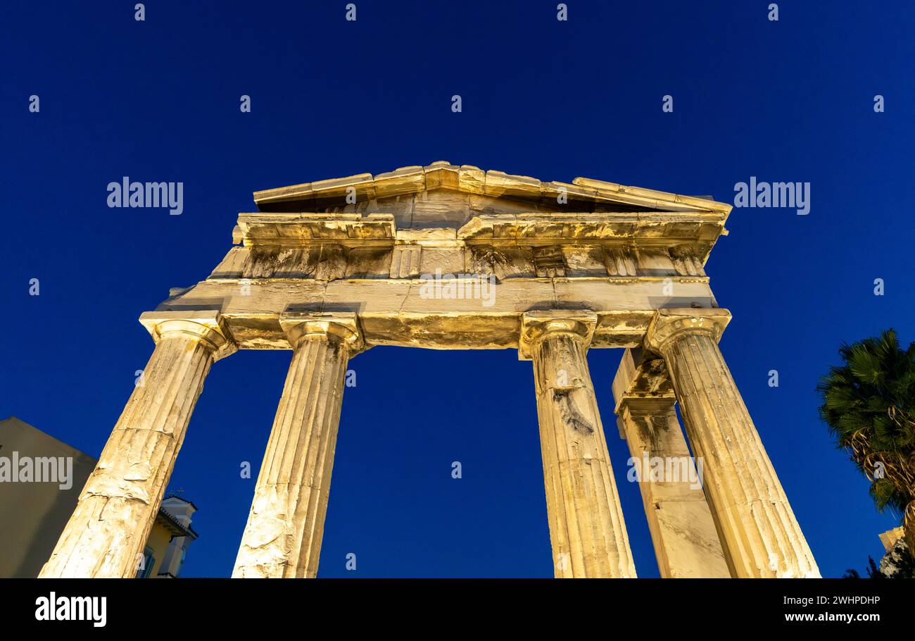 Porte d'Athéna Archegetis illuminée contre le ciel bleu nocturne, Agora romaine, Athènes, Grèce Banque D'Images