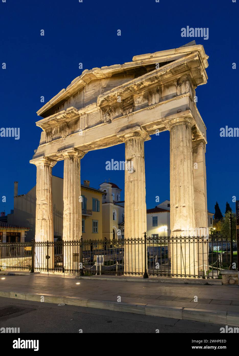 Porte d'Athéna Archegetis illuminée contre le ciel bleu nocturne, Agora romaine, Athènes, Grèce Banque D'Images