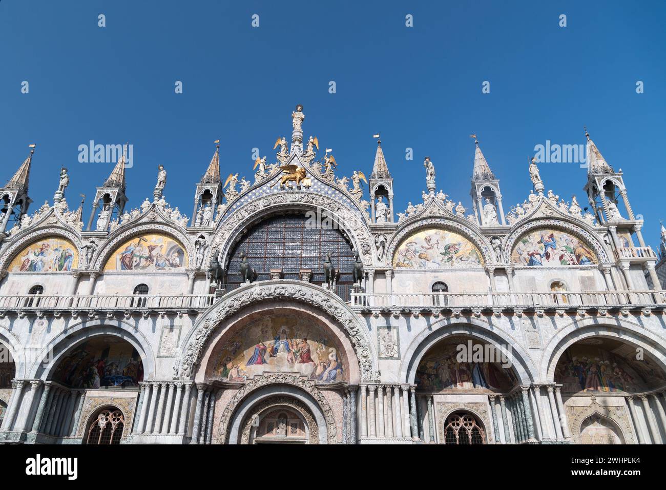 Réplique de chevaux de Saint Marc sur la façade principale moyen-byzantine, romane et gothique de Basilique Cattedrale Patriarcale di San Marco (Patriarcale CA Banque D'Images