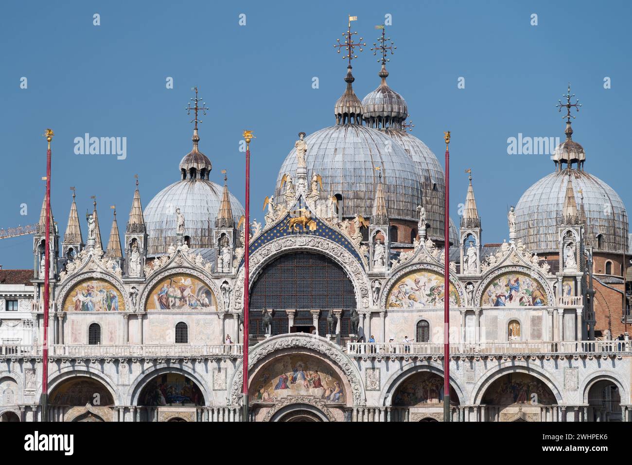 Réplique de chevaux de Saint Marc sur la façade principale moyen-byzantine, romane et gothique de Basilique Cattedrale Patriarcale di San Marco (Patriarcale CA Banque D'Images