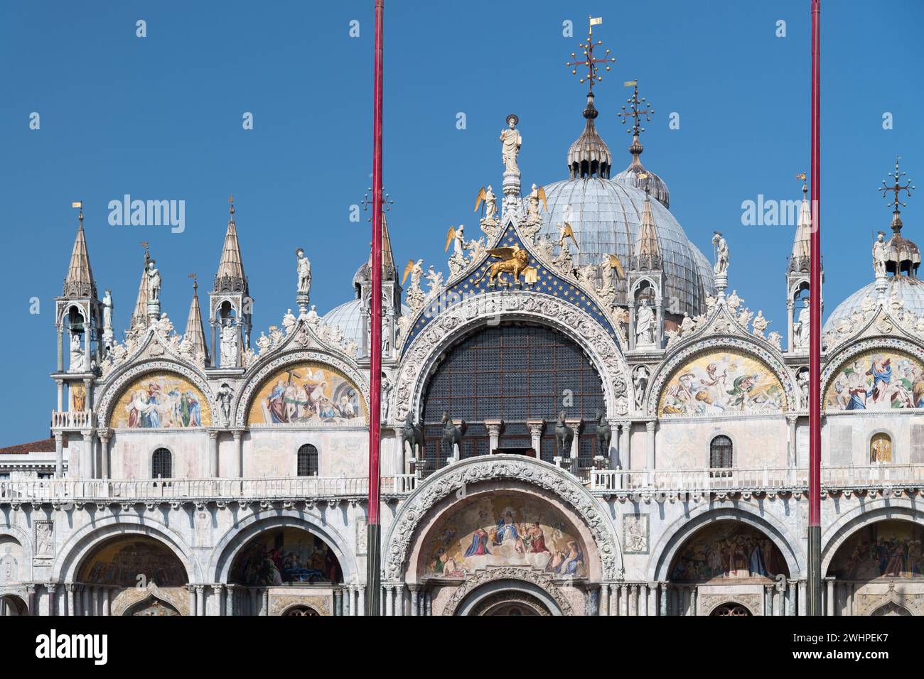Réplique de chevaux de Saint Marc sur la façade principale moyen-byzantine, romane et gothique de Basilique Cattedrale Patriarcale di San Marco (Patriarcale CA Banque D'Images
