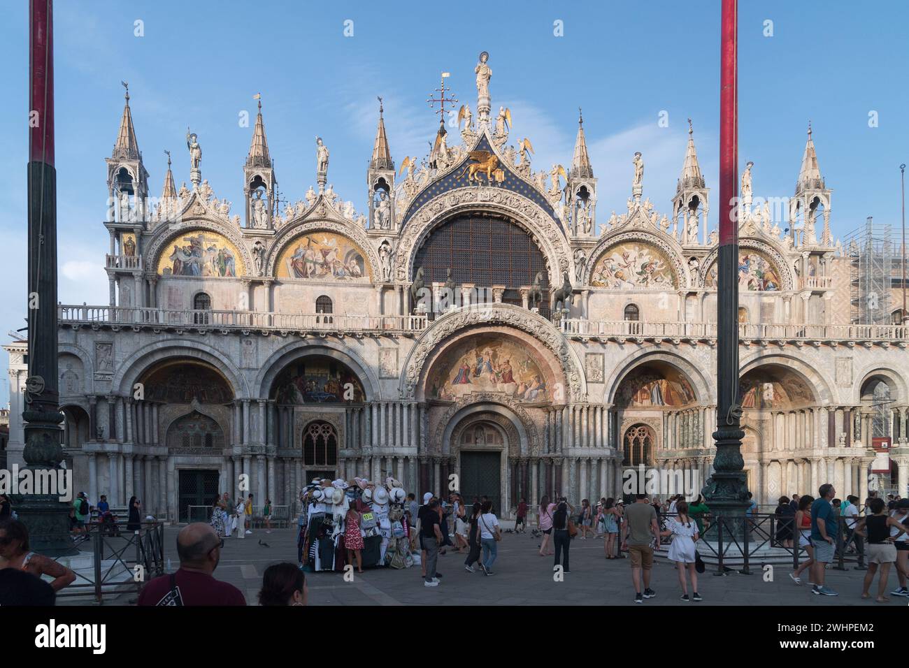 Réplique de chevaux de Saint Marc sur la façade principale moyen-byzantine, romane et gothique de Basilique Cattedrale Patriarcale di San Marco (Patriarcale CA Banque D'Images