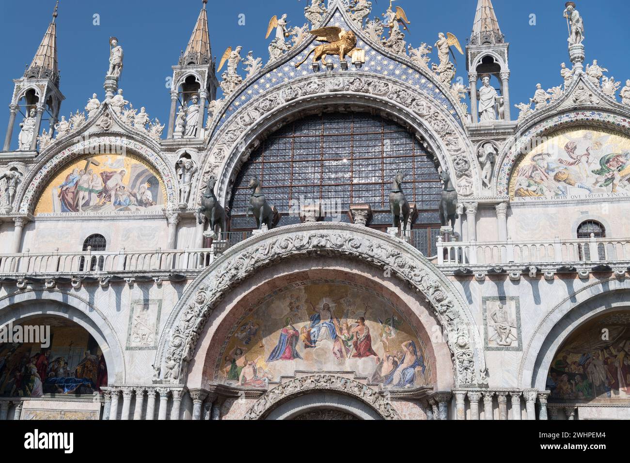 Réplique de chevaux de Saint Marc sur la façade principale moyen-byzantine, romane et gothique de Basilique Cattedrale Patriarcale di San Marco (Patriarcale CA Banque D'Images