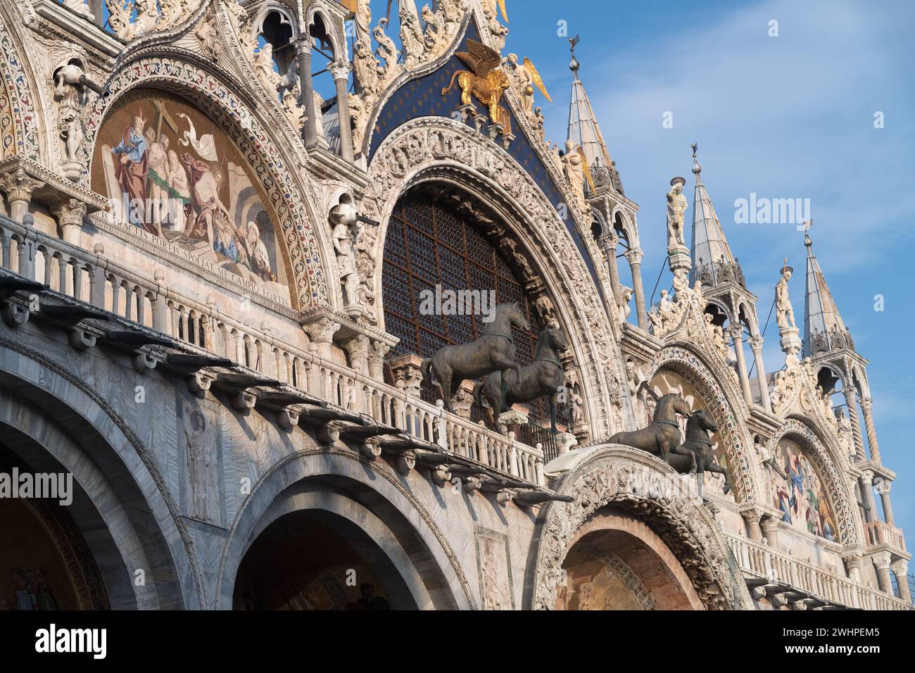 Réplique de chevaux de Saint Marc sur la façade principale moyen-byzantine, romane et gothique de Basilique Cattedrale Patriarcale di San Marco (Patriarcale CA Banque D'Images