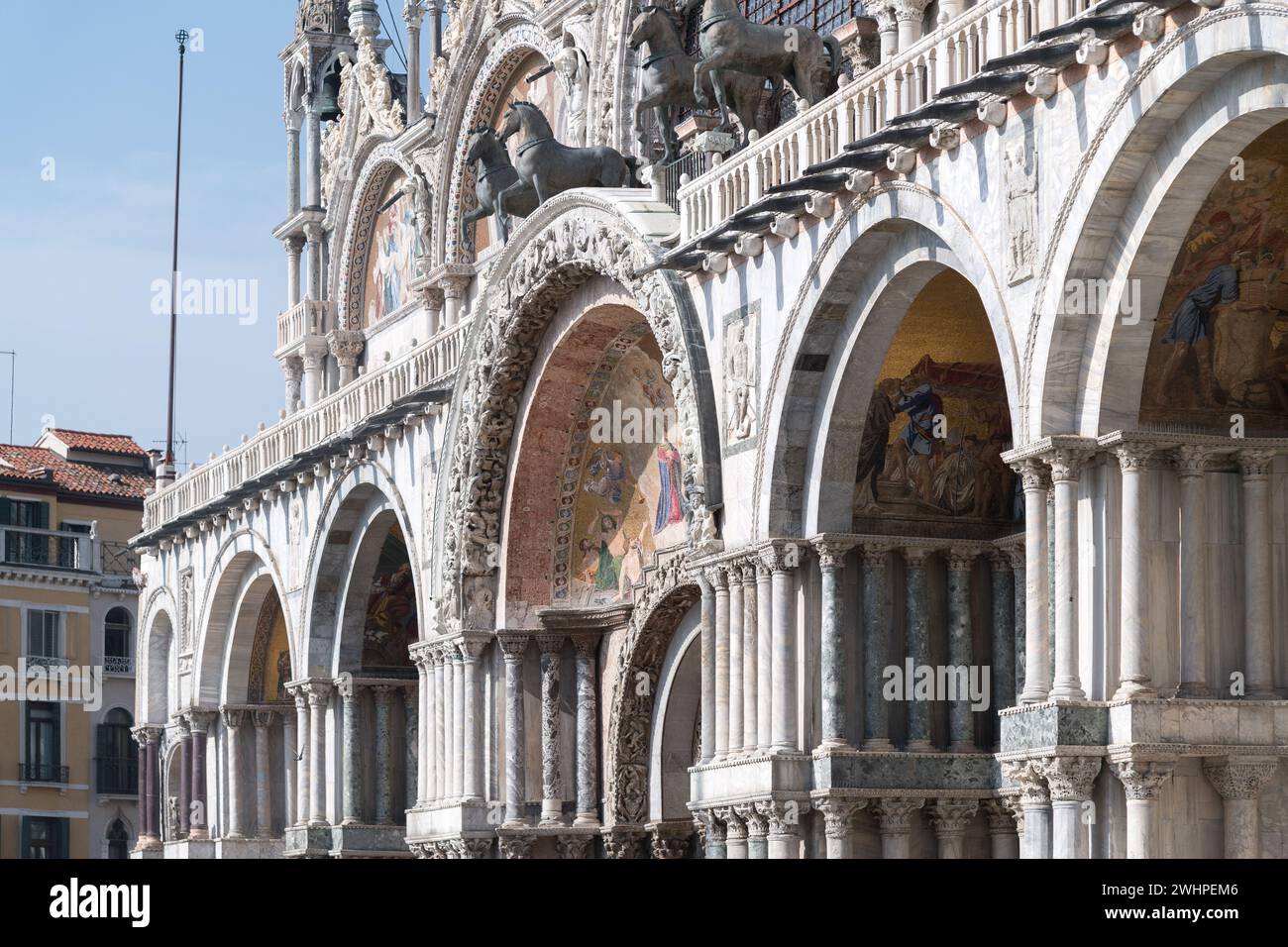Réplique de chevaux de Saint Marc sur la façade principale moyen-byzantine, romane et gothique de Basilique Cattedrale Patriarcale di San Marco (Patriarcale CA Banque D'Images