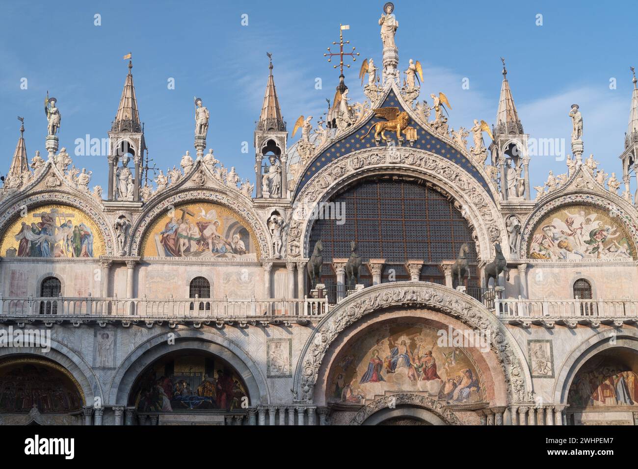 Réplique de chevaux de Saint Marc sur la façade principale moyen-byzantine, romane et gothique de Basilique Cattedrale Patriarcale di San Marco (Patriarcale CA Banque D'Images