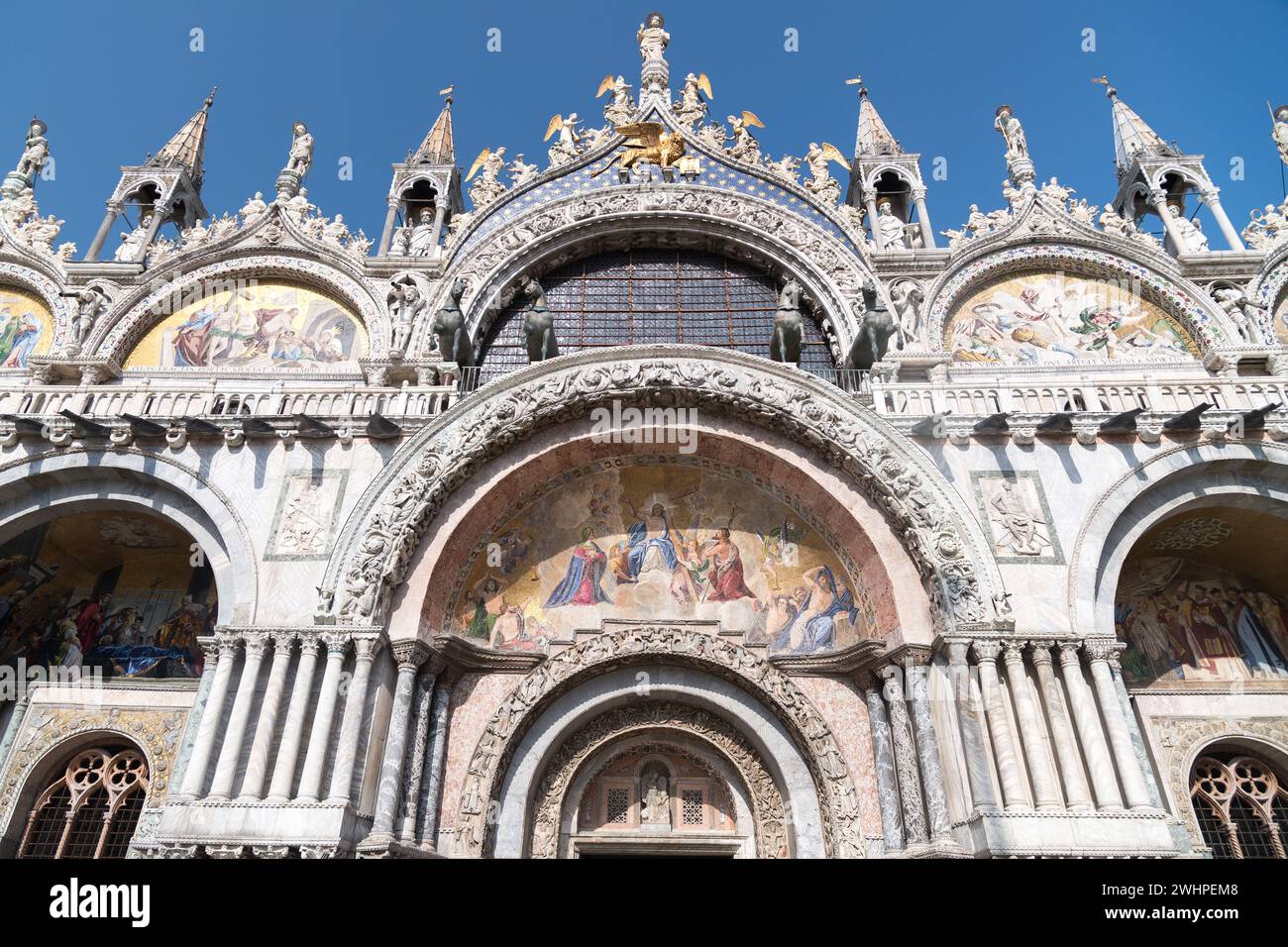 Réplique de chevaux de Saint Marc sur la façade principale moyen-byzantine, romane et gothique de Basilique Cattedrale Patriarcale di San Marco (Patriarcale CA Banque D'Images