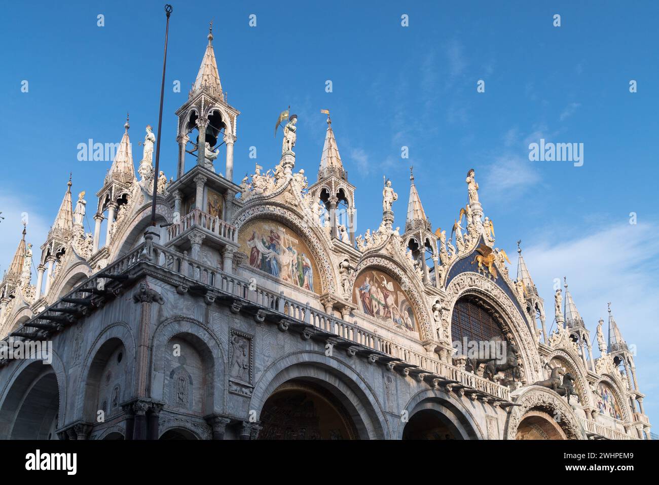 Réplique de chevaux de Saint Marc sur la façade principale moyen-byzantine, romane et gothique de Basilique Cattedrale Patriarcale di San Marco (Patriarcale CA Banque D'Images
