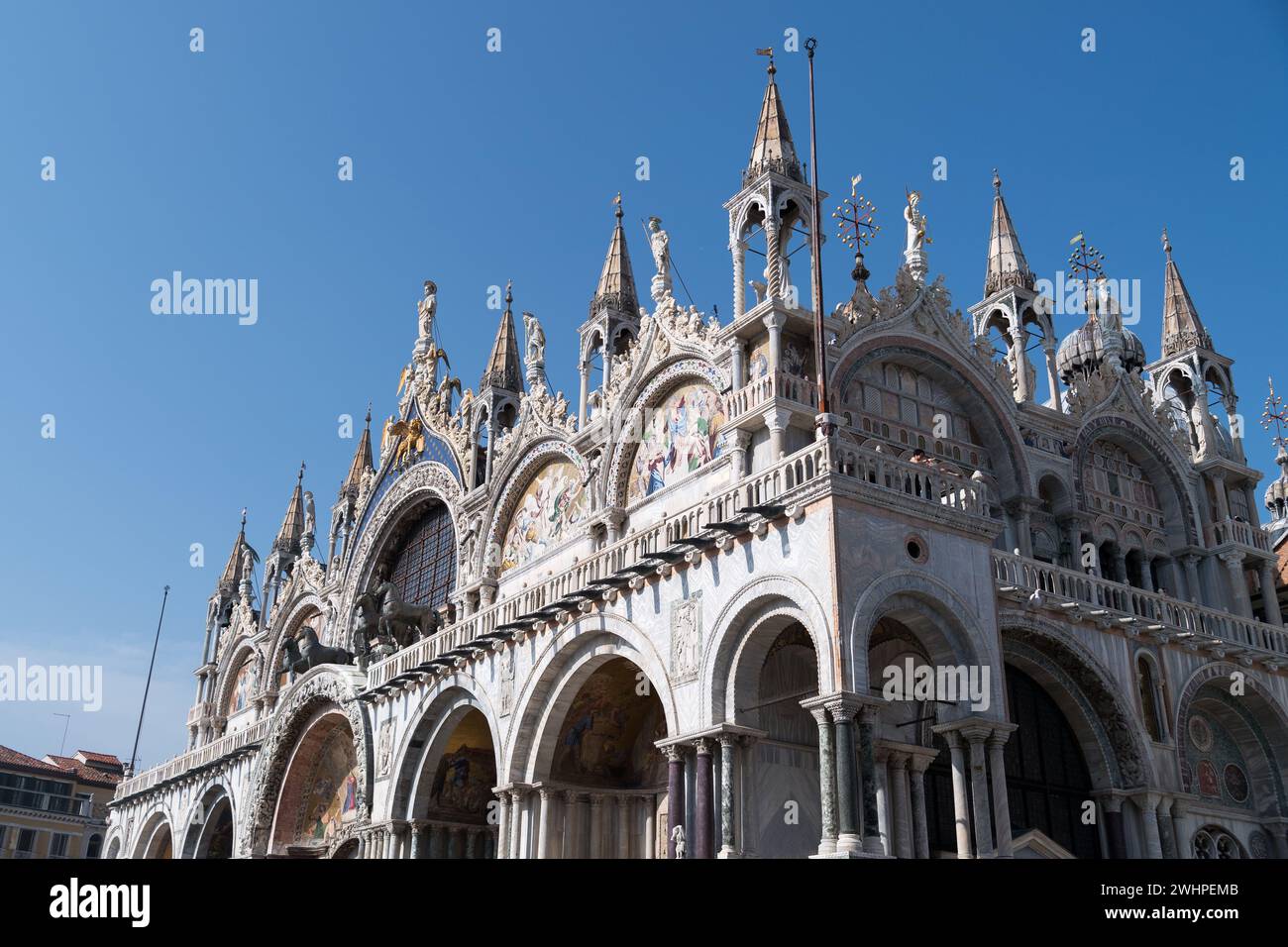 Réplique de chevaux de Saint Marc sur la façade principale moyen-byzantine, romane et gothique de Basilique Cattedrale Patriarcale di San Marco (Patriarcale CA Banque D'Images