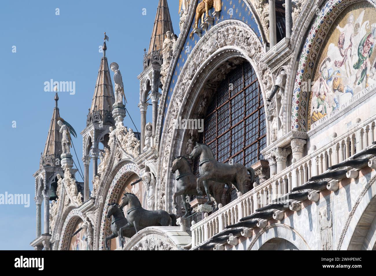 Réplique de chevaux de Saint Marc sur la façade principale moyen-byzantine, romane et gothique de Basilique Cattedrale Patriarcale di San Marco (Patriarcale CA Banque D'Images
