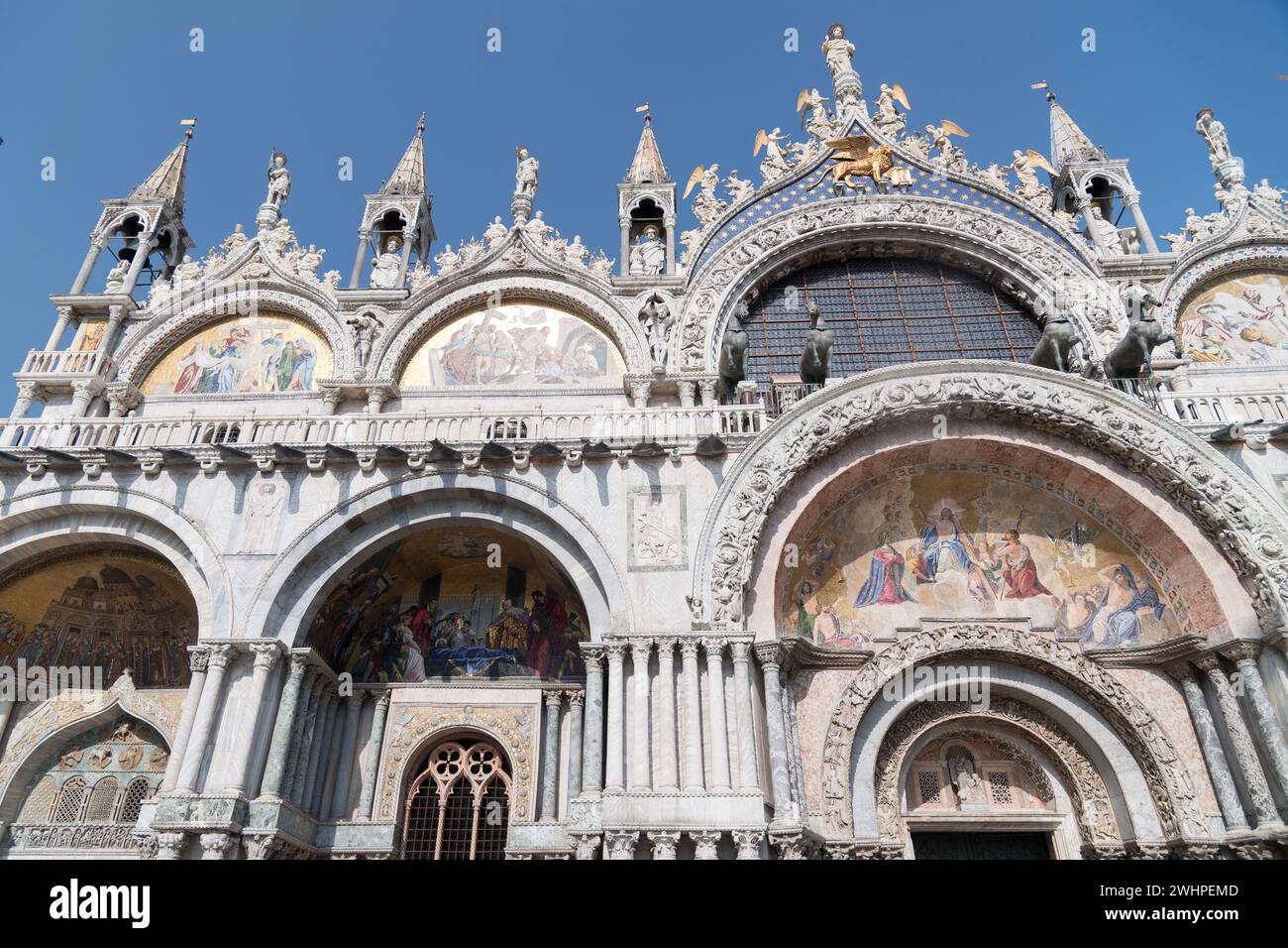 Réplique de chevaux de Saint Marc sur la façade principale moyen-byzantine, romane et gothique de Basilique Cattedrale Patriarcale di San Marco (Patriarcale CA Banque D'Images
