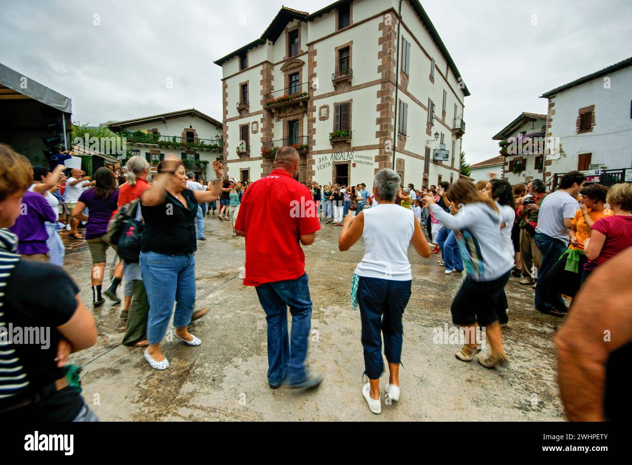 Baile Popular frente al templo de la asunciÃ³n.Zugarramurdi. Navarra.EspaÃ±a. Banque D'Images