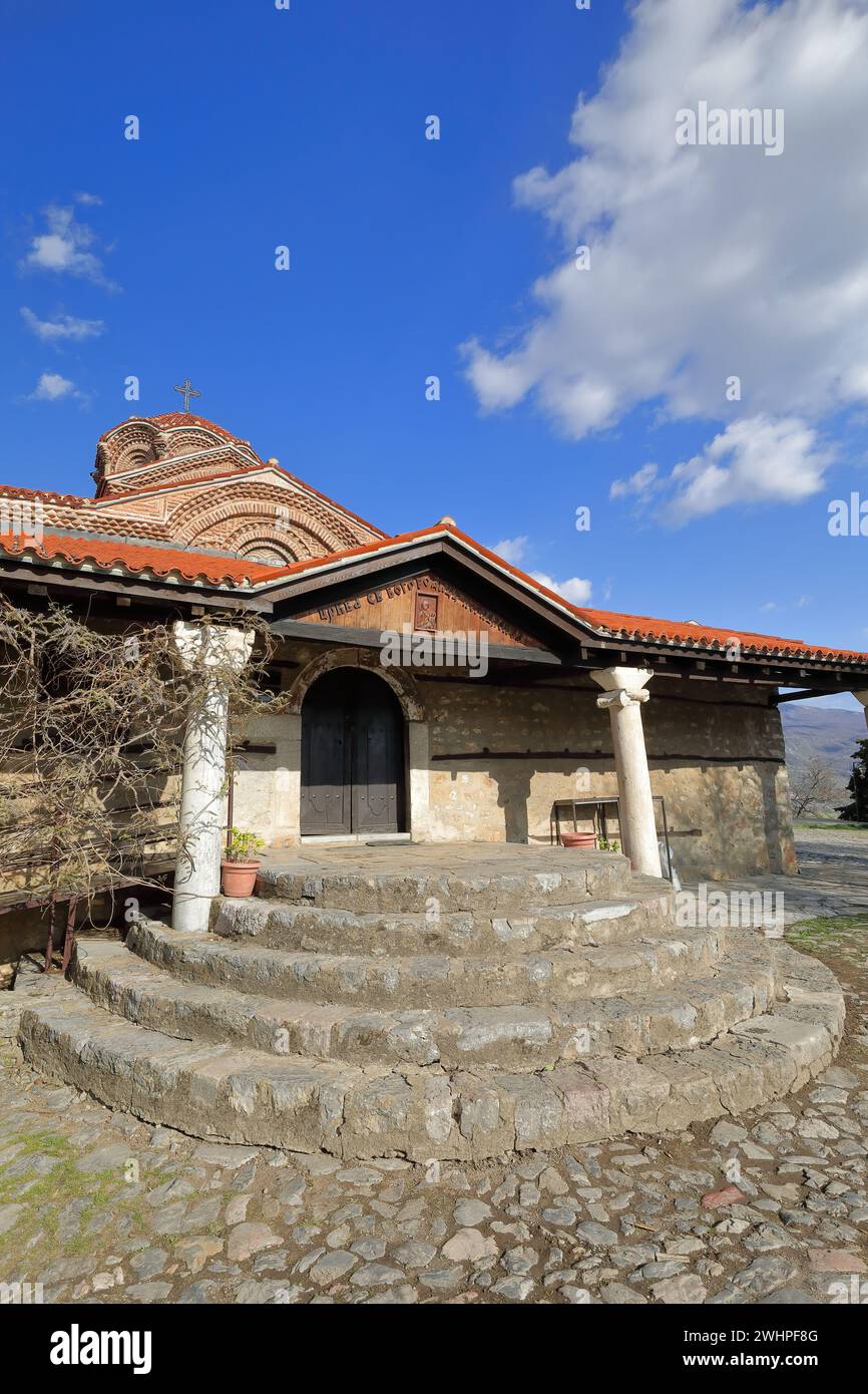 320 vue de face inclinée de côté de l'église Sainte mère de Dieu Perivleptos -Crkva Presveta Bogorodica- datant de 1295 AD. Ohrid-Macédoine du Nord. Banque D'Images