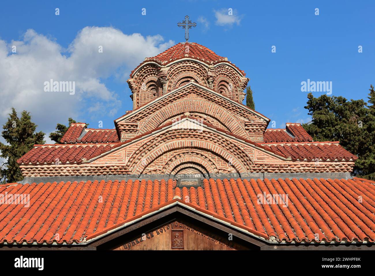 322 vue de face inclinée des toits, église mère de Dieu Perivleptos -Crkva Presveta Bogorodica- datant de AD 1295. Ohrid-Macédoine du Nord. Banque D'Images