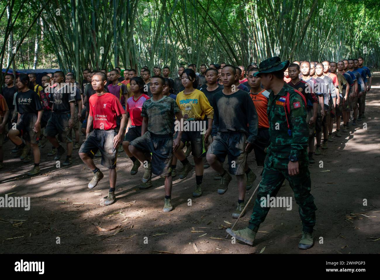 Karenni, Myanmar. 13 décembre 2023. Les stagiaires participent à l'entraînement physique de l'entraînement militaire de base de la Force de défense des nationalités Karenni, Stratégie 6 (lot 3) quelque part dans l'État Karenni (Kayah). Crédit : SOPA images Limited/Alamy Live News Banque D'Images