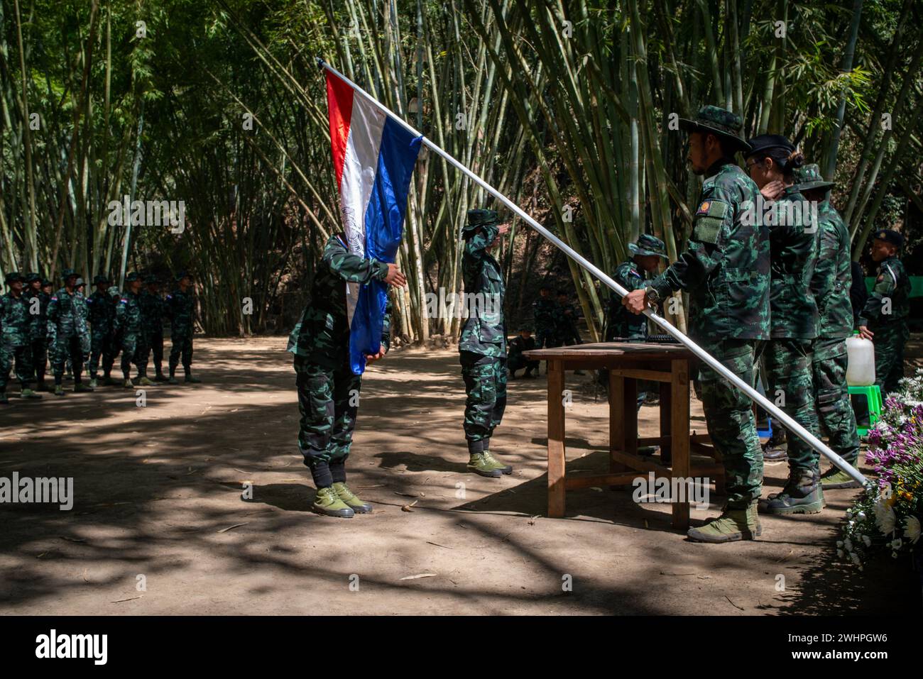 Karenni, Myanmar. 07 février 2024. Les membres de la KNDF boivent l'eau de la vérité et prêtent le serment d'allégeance lors de la remise des diplômes de l'entraînement militaire de base de la Force de défense des nationalités Karenni, Stratégie 6 (Lot 3) quelque part dans l'état Karenni (Kayah). Crédit : SOPA images Limited/Alamy Live News Banque D'Images
