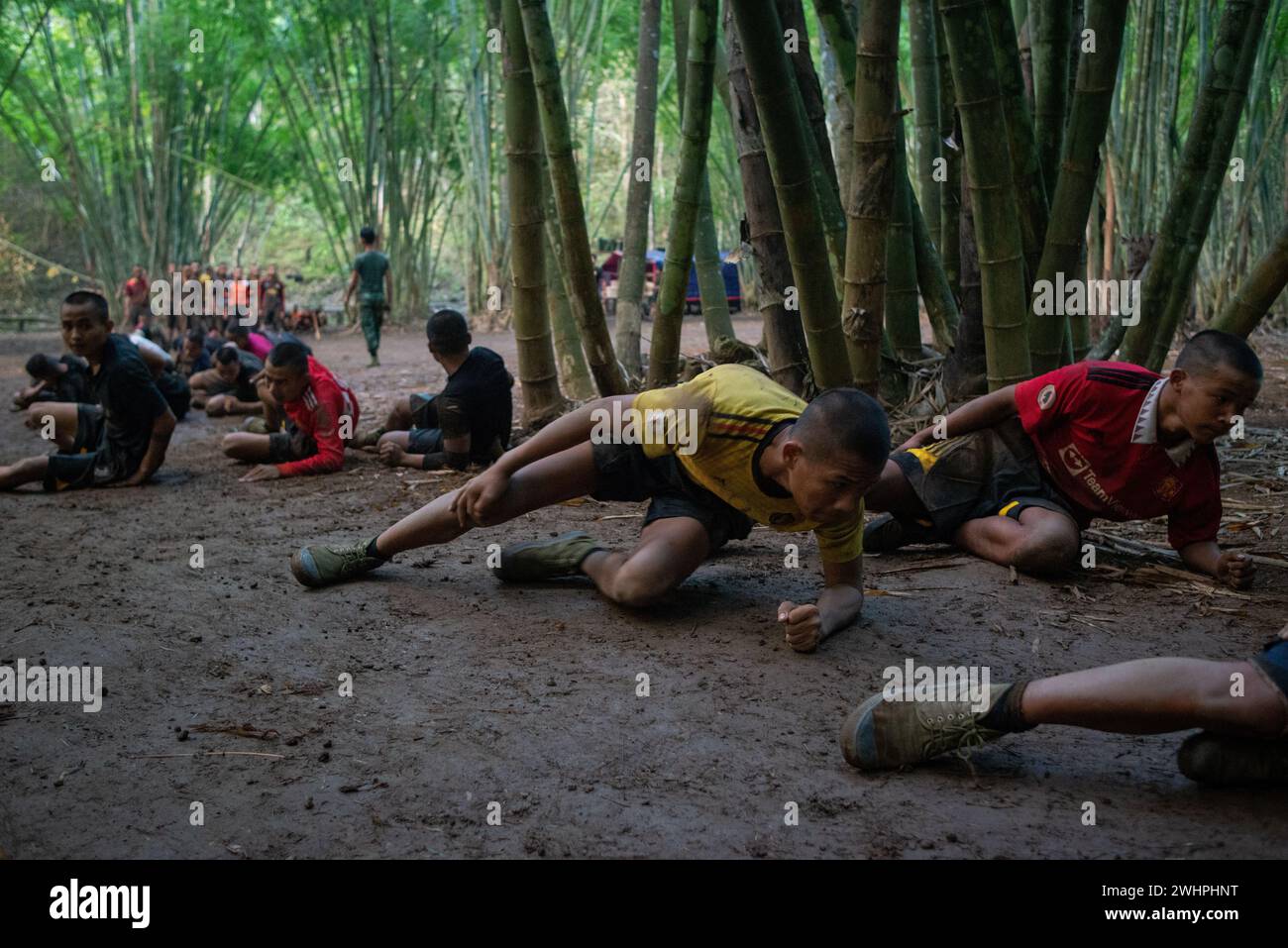 Les stagiaires participent à l'entraînement physique de l'entraînement militaire de base de la Force de défense des nationalités Karenni, Stratégie 6 (lot 3) quelque part dans l'État Karenni (Kayah). Banque D'Images