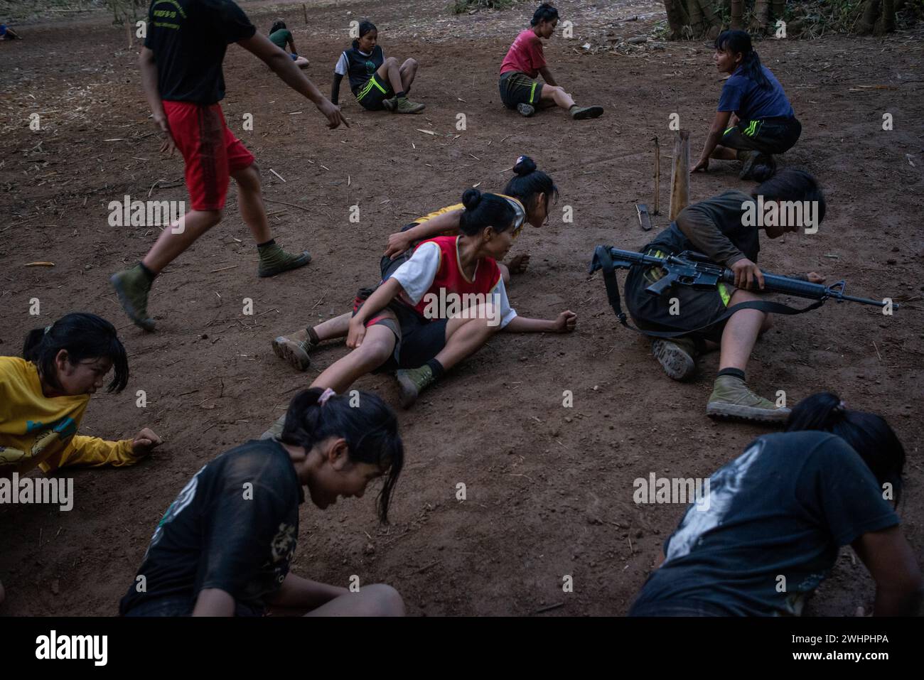 Les stagiaires participent à l'entraînement physique de l'entraînement militaire de base de la Force de défense des nationalités Karenni, Stratégie 6 (lot 3) quelque part dans l'État Karenni (Kayah). Banque D'Images
