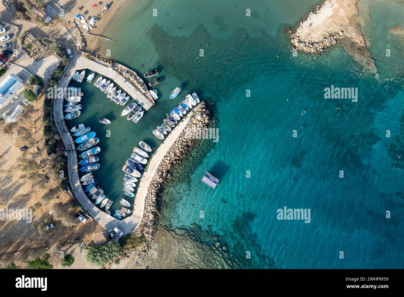 Vue aérienne drone du port de pêche et plage de vacances de sable pour la baignade. Banque D'Images