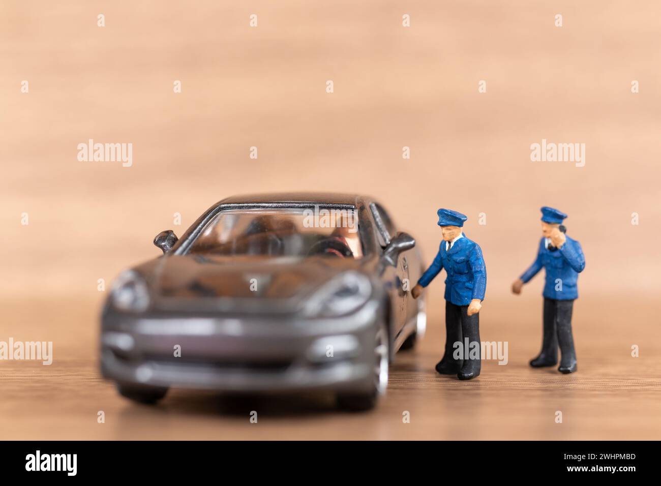 Dames miniatures dans sa voiture demandant l'aide de la police Banque D'Images