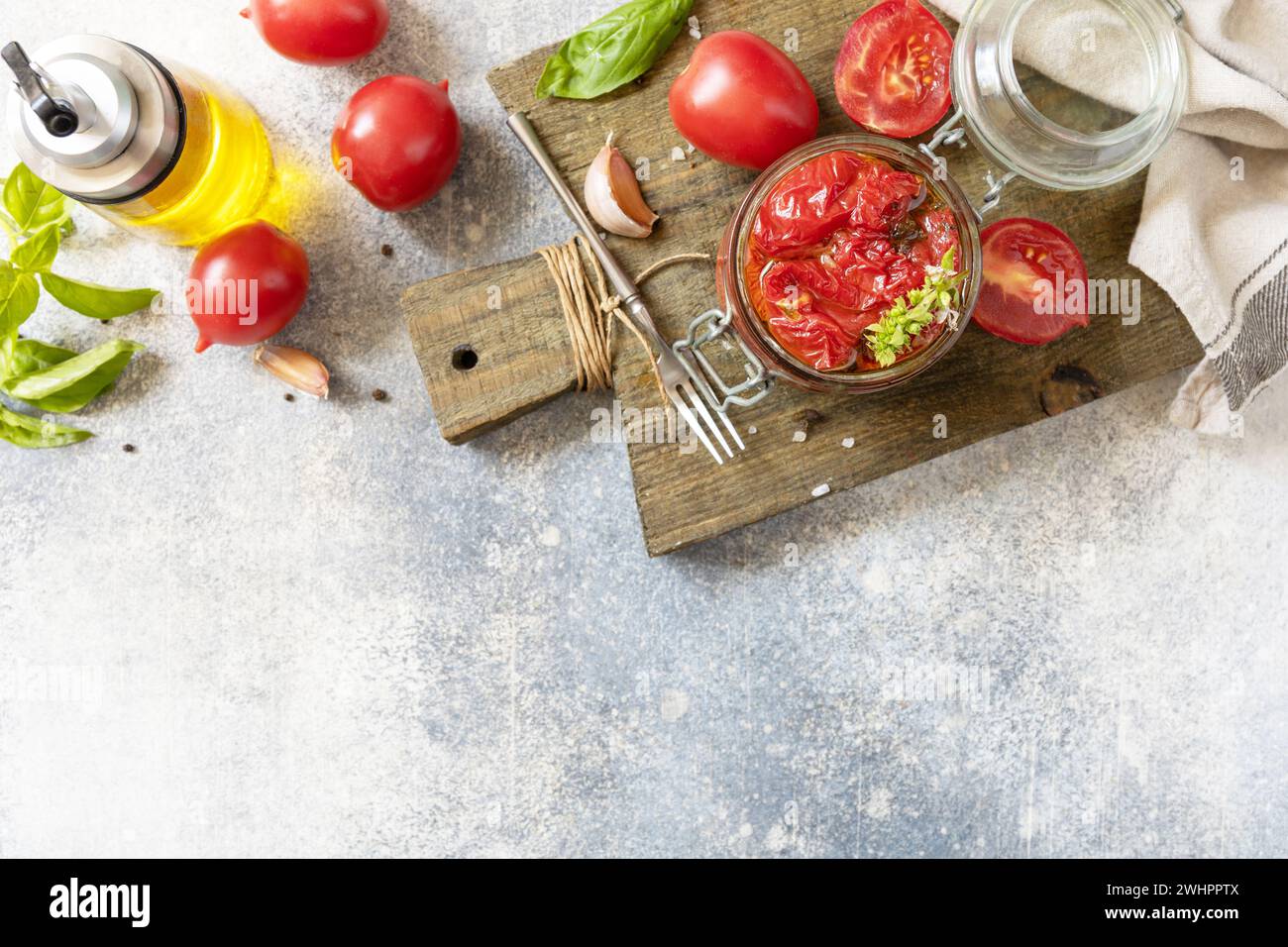 Nourriture fermentée maison saine. Tomates séchées au soleil dans un pot avec des épices et des herbes. Économie domestique, préservation des récoltes d'automne. V Banque D'Images