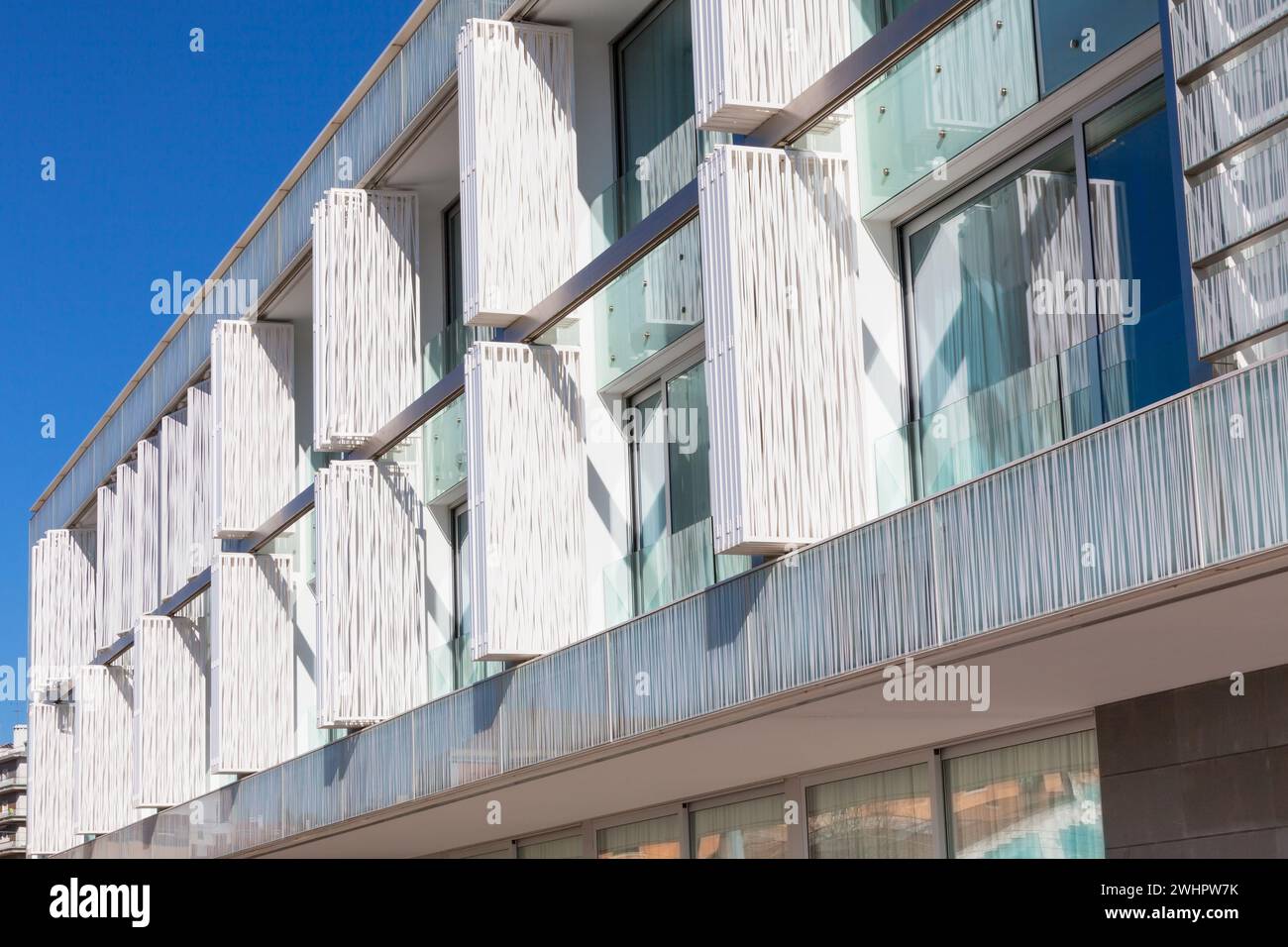 Balcons dans un nouvel appartement de mur de verre Banque D'Images