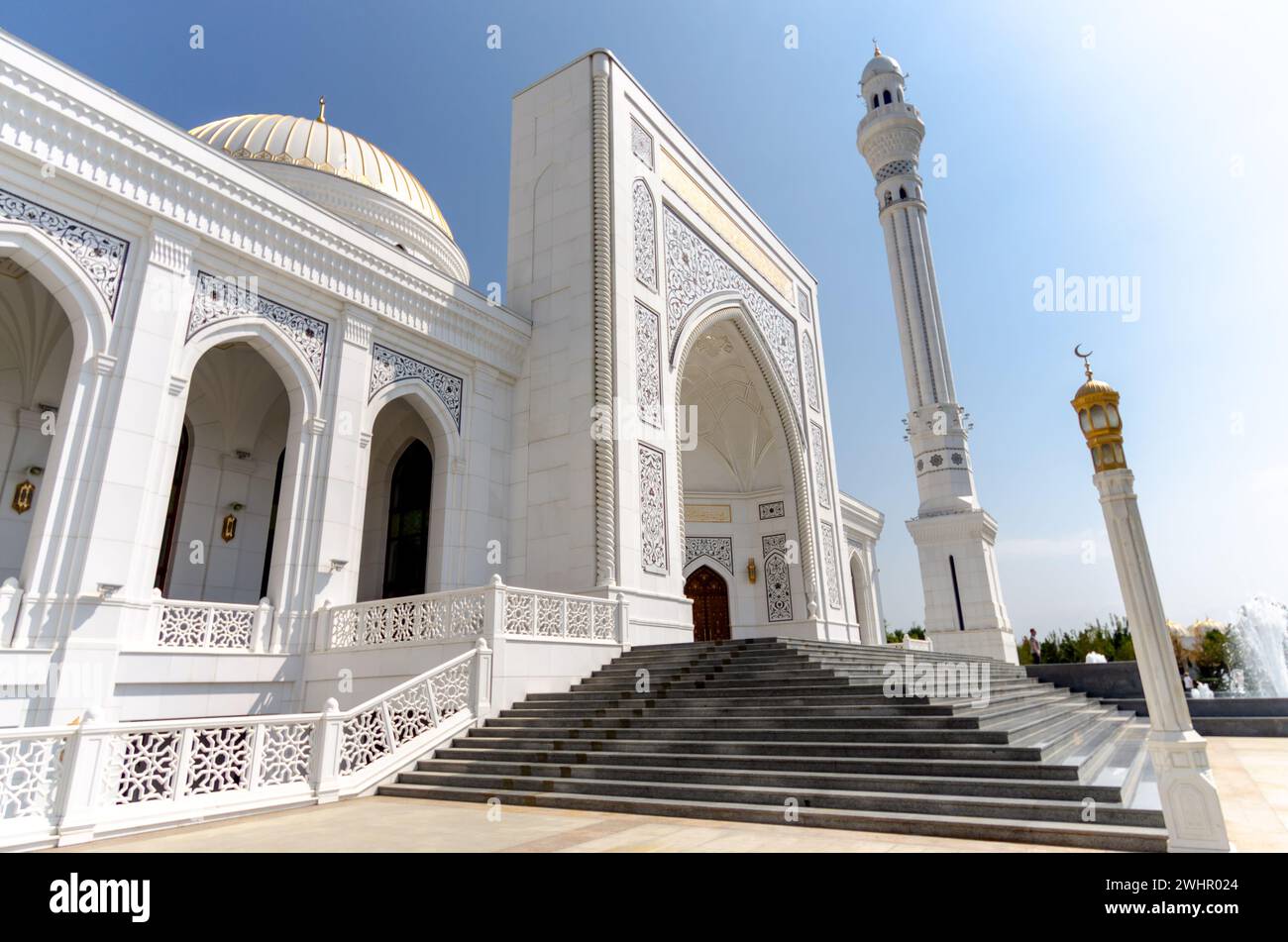 Inscription en arabe loue à Dieu qui apporte des larmes aux moutons autour de la chaleur sur une mosquée islamique Banque D'Images