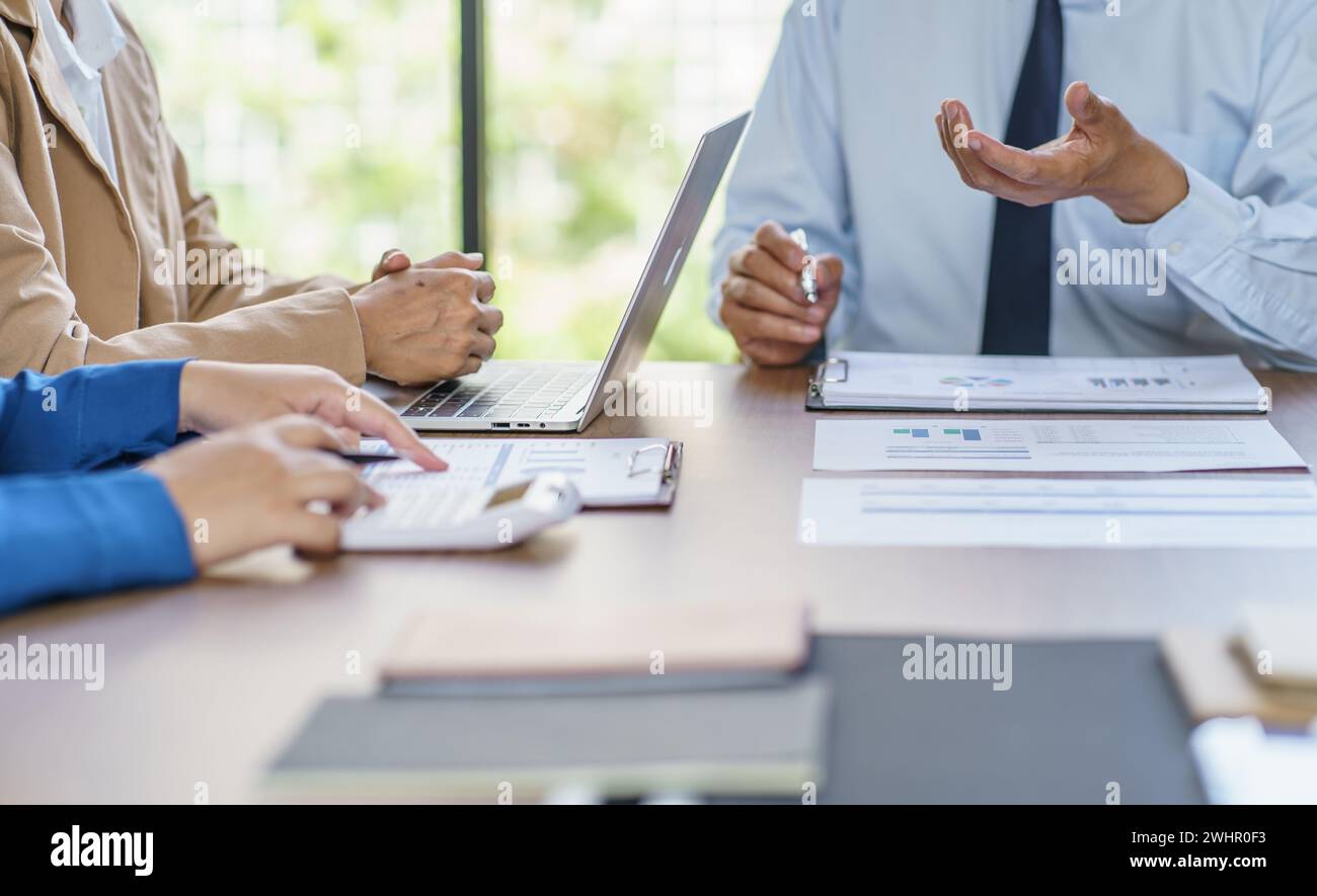 Gens d'affaires Réunion idées de conception investisseur professionnel travaillant nouveau projet de start-up. homme d'affaires et femme d'affaires travaillant t Banque D'Images