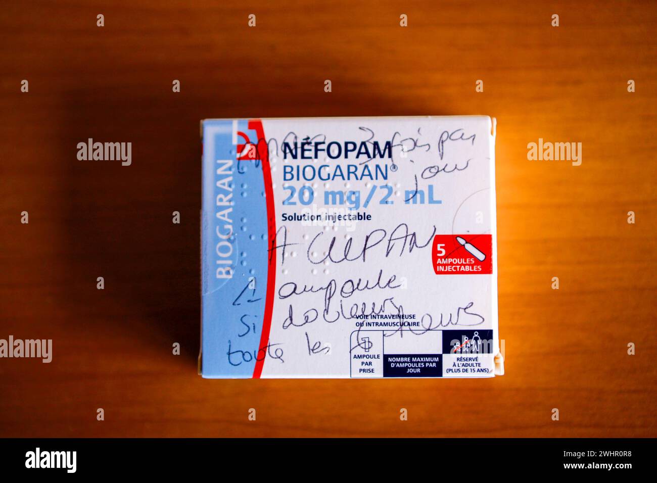 Emballage français Nefopam - un analgésique pour les douleurs modérées à sévères, avec les instructions du pharmacien écrites sur la boîte. Banque D'Images