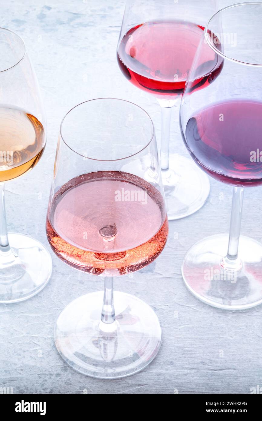 Verres à vin lors d'une dégustation. Vin rose, rouge et blanc, boissons sur une table Banque D'Images